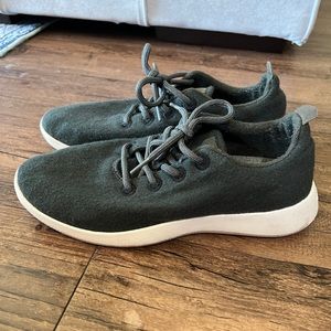 Allbirds Women’s Wool Runners in Jackalberry green sz 10
